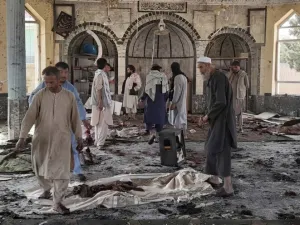  ان عدد  القتلى جراء التفجيرات الانتحارية التي ضربت صباح الجمعة مسجد الإمام برقة الشيعي بمدينة قندهار جنوب أفغانستان مستوى تجاوز الـ 65 