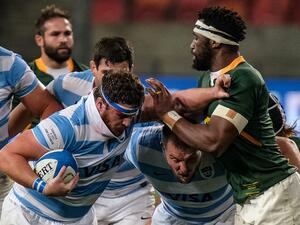Argentina's hooker and captain Julian Montoya (L) is tackled by South Africa's blindside flanker and captain Siya Kolisi (R) during the Rugby Championship international rugby union Test match between South Africa and Argentina at The Nelson Mandela Bay Stadium in Port Elizabeth on August 21, 2021. (Photo: AFP)