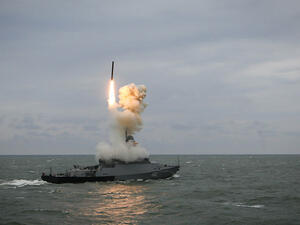 سفينة حربية روسية تطلق صاروخ كاليبر