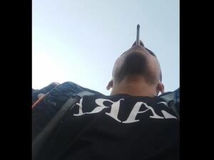 حرامي يسرق هاتف مراسل صحفي على الهواء مباشرة