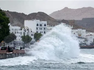 الأرصاد العمانية أكدت على استمرار تأثير العاصفة المدارية "شاهين"