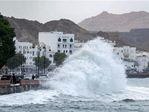 الأرصاد العمانية أكدت على استمرار تأثير العاصفة المدارية "شاهين"