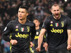 Juventus' Portuguese forward Cristiano Ronaldo (L) and Juventus' Italian defender Giorgio Chiellini celebrate after Ronaldo scored a penalty during the italian Serie A football match Lazio Roma vs Juventus on January 27, 2019 at the Olympic stadium in Rome. (Photo: AFP)
