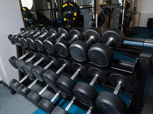 Canadian lifts 13,000 pounds for an hour to break Guinness World Record