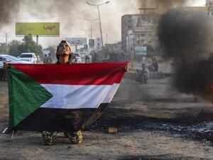 آلاف السودانيين خرجوا إلى الشوارع ضد الانقلاب العسكري