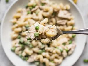 باستا بالتونة مع البازلاء وجبن البارميزان