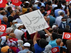 المتظاهرون رفعوا شعار "يا للعار يا للعار المسيرة في حصار"
