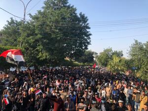 تجمع المتجمهرون الموالين للحشد الشعبي التابع لايران أمام بوابة المنطقة الخضراء 