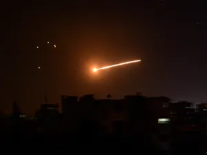 اسرائيل تستهدف مبنى جنوب دمشق بصاروخين