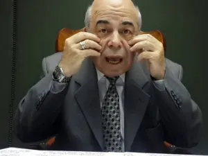 أنت تناقش.. إذن أنت تستحق السجن!
