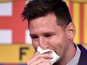 ميسي يبكي خلال مؤتمر رحيله عن برشلونة في أغسطس الماضي