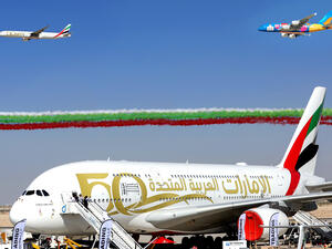 طائرات الإمارات بوينج 777 وA380 والناقلات الإماراتية والقوات الجوية تفتتح العرض الجوي بمعرض دبي للطيران احتفالاً بالخمسين