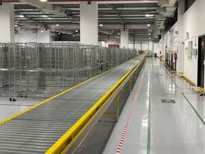 تهدف هذه الخطوة إلى تحسين عمليات التوزيع وخدمات البائعين وخلق مئات الوظائف لشركاء أمازون في خدمات التوصيل أمازون تعلن افتتاح خمسة مراكز توزيع جديدة في المملكة استعداداً لموسم تخفيضات الجمعة البيضاء