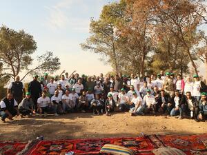 فريق عمل "المركزية" يتطوع لتنظيف غابة وصفي التل 