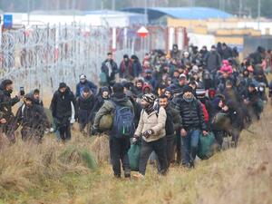 آلاف المهاجرين على الحدود