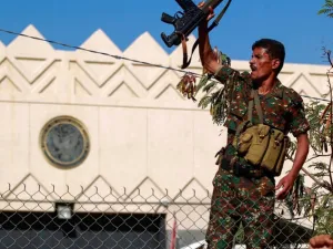 مقاتل من جماعة "أنصار الله"