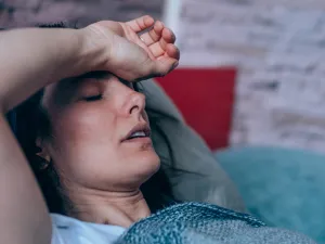 أسباب التعرق الليلي ومتى يجب رؤية الطبيب