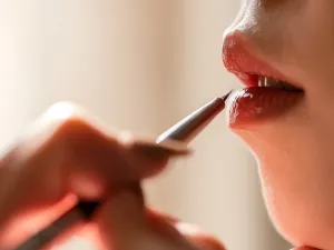 جميلة البوابة: 3 مخاطر لاستخدام أحمر شفاه قديم