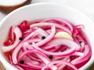 وصفات خريفية: مخلل البصل الأحمر