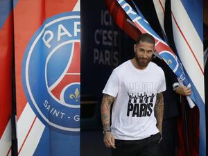 Paris Saint-Germain's Spanish defender Sergio Ramos enters the pitch during a presentation ceremony prior to the French L1 football match between Paris Saint-Germain and Racing Club Strasbourg at the Parc des Princes stadium in Paris on August 14, 2021. (Photo by GEOFFROY VAN DER HASSELT / AFP)
