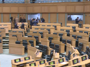 قال النائب المحامي صالح العرموطي: "إذا ما بغادروا أنا بغادر".