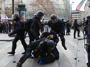  اصطدم السائق بلوحة إشهارية قبل أن يتوقف بالقرب من اسطوانة غاز.