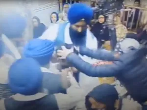 فيديو.. ضرب رجل حتى الموت داخل معبد للسيخ