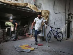 فلسطيني يهزم الإعاقة بصناعة بلاط المباني