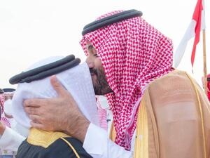  ولي العهد السعودي بتقبيل جبهة العاهل البحريني