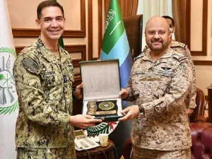 رئيس هيئة الأركان العامة السعودي وقائد القوات البحرية المركزية الأمريكية