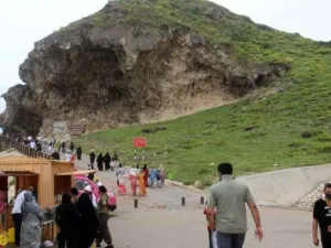 كهوف ظفار بعُمان.. قِبلة عشاق المغامرة