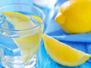 فوائد الماء مع الليمون على الريق