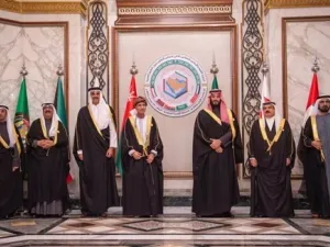 ابن سلمان يفتتح جلسات القمة