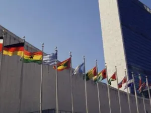  رجل مجهول صوب مسدسًا نحو الشرطة أمام مبنى الأمم المتحدة.