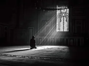 لماذا نهانا القرآن عن محاسبة اللآخرين؟