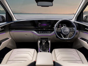 سيارة "كيا كارينز"  العائلية بثلاثة صفوف، تظهر لأول مرة في الهند مع ستة وسائد هوائية قياسية بجميع طرازاتها  