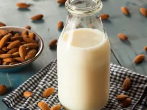 7 من فوائد حليب اللوز الصحية المثبتة علميًا