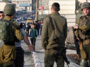 Pupils face Israeli soldiers 