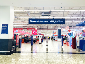 ستقوم الخدمة التي يتم توفيرها عبر الإنترنت بمراقبة وتقديم المشورة إلى إدارة العمليات في أكثر من 100 موقع لفروع كارفور حول كيفية تحسين استهلاك الطاقة لجميع المعدات الكهربائية في المتجر ماجد الفطيم تراقب استهلاك الطاقة في أكثر من 100 فرع من فروع كارفور باستخدام تقنية شنايدر الكتريك