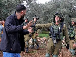 Confronting Israeli soldiers 