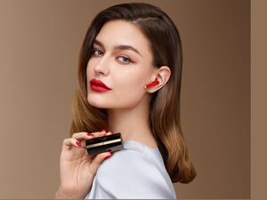 هواوي تطلق سماعات HUAWEI FreeBuds Lipstick العصرية والجديدة في المملكة العربية السعودية السماعات الأولى بتصميم مفتوح المستوحاة من أحمر الشفاه تتمتع بخاصية إلغاء الضجيج النشطة وجودة صوت متوفرة في المتاجر ابتداء من اليوم
