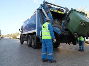 فريق محترف لتقديم خدمات إدارة النفايات والتنظيف الخارجي المتخصص بالمجمّع إمداد توقع اتفاقية مع نخيل لتقديم خدمات إدارة النفايات لمجمع "دراغون مارت"