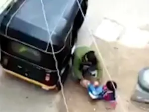 طفل مقيد بالجنازير 