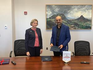 اتفاقية للتعاون الأكاديمي بين أمن مجموعة الإمارات وجامعة أريزونا