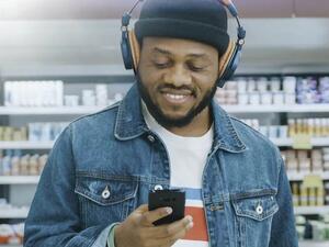 إريكسون ترسي أسس الابتكار والنمو في مجال شبكات الجيل الخامس مع تنفيذ 100 شبكة عاملة