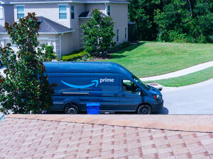Amazon driver puts herself front rampaging pit bull in order to save customer's daughter