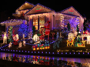 New York family hits world record with 601,736 Christmas lights