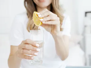 السبب الحقيقي لضرورة شرب الماء مع الليمون كل يوم‎‎