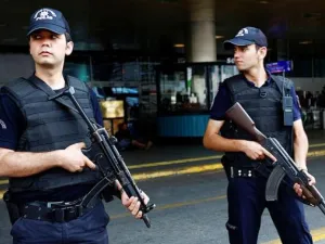 وأصيب خلال الحادث أحد ضبّاط الشرطة، وهو المسؤول عن  المنطقة