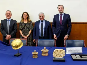 العراق يستعيد 5 قطع أثرية من أمريكا